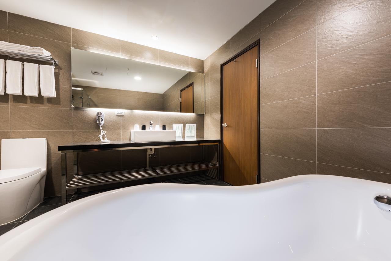 Hotel Half Тайчжун Экстерьер фото