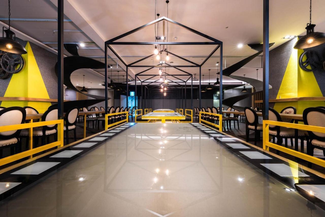 Hotel Half Тайчжун Экстерьер фото