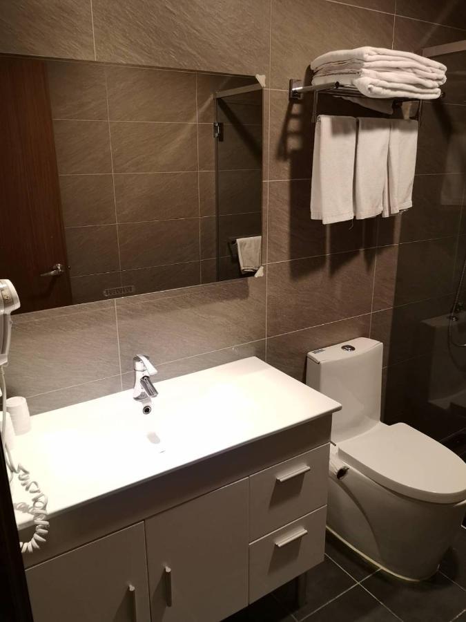 Hotel Half Тайчжун Экстерьер фото